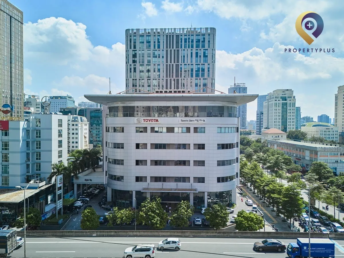 Toàn cảnh tòa nhà Toyota Mỹ Đình nhìn từ đường Phạm Hùng, Property Plus